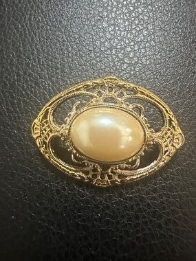 Gold Filigree Brooch with Cream Pearl Cabochon